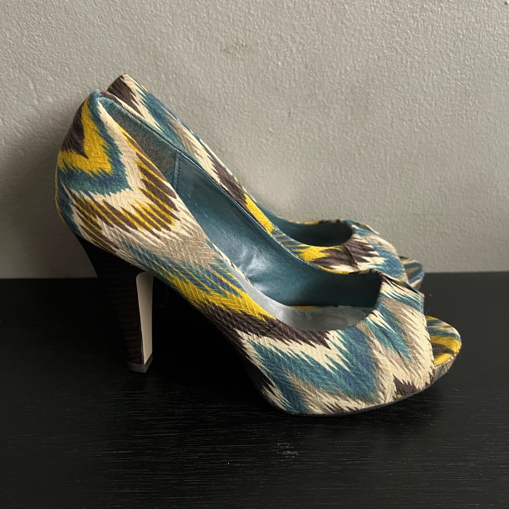 Women’s Madden Girl Kaboby platform peep toe pumps multicolored ikat fabric sz 6